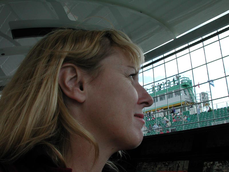 Ginni in Eddie Irvine's pits 2.jpg 71.1K